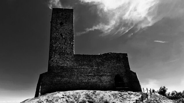 Zamek Królewski w Chęcinach – widok murów i wieży