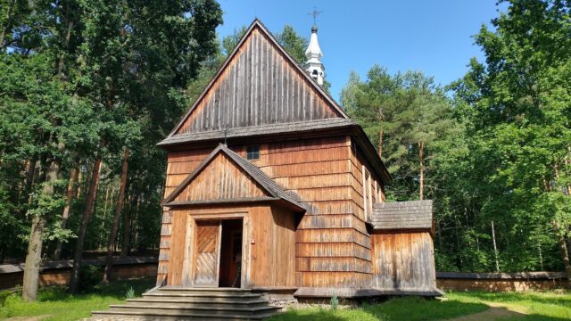 Drewniany kościół na terenie Muzeum Wsi Radomskiej