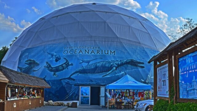 Archiwalna fotografia budynku Prehistorycznego Oceanarium w Bałtowie