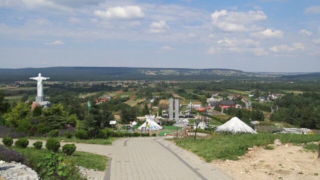 Aleja Miniatur w Sabacie Krajno i panorama okolicy