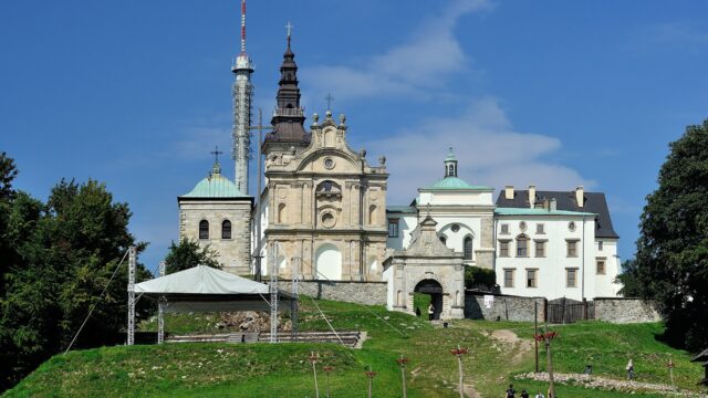 Zespół klasztorny na Świętym Krzyżu widziany od strony trawnika