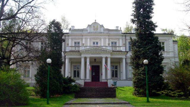 Fasada Pałacu Wielopolskich w Częstocicach otoczona drzewami